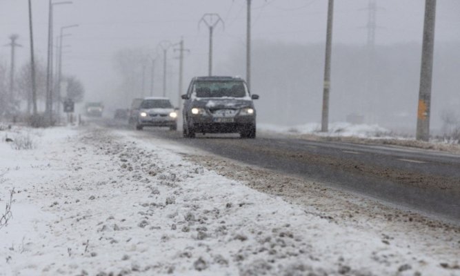 Iarna paralizează traficul rutier: restricții pe drumuri naționale, blocaje spre stațiuni și polei pe șosele din mai multe județe
