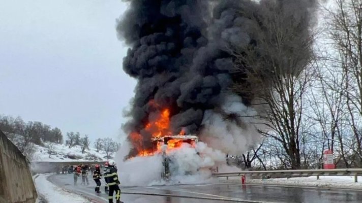 Autocar cu 47 de călători, cuprins de flăcări în localitatea Șoromiclea, județul Mureș
