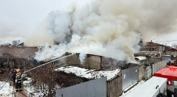 Alertă! Un incendiu de amploare a cuprins mai multe case