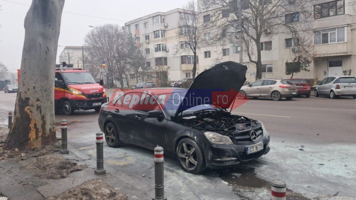 Autoturism cuprins de flăcări la Constanța, pe strada Ștefăniță Vodă VIDEO