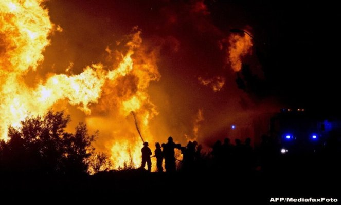 Imagini apocaliptice din Chile: Un incendiu necontrolat se îndreaptă spre o centrală de gaze. Video