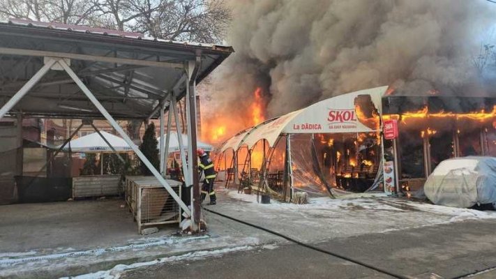 Pompierii au intervit pentru stingerea unui incendiu produs la un restaurant din Craiova
