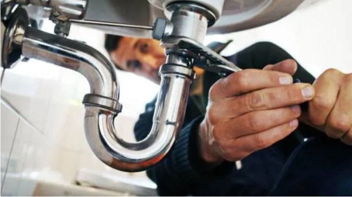 Paradoxul AI: Tehnologia care anihilează joburi, îmbogățește instalatorii și electricienii