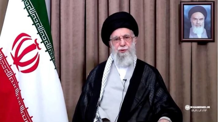 Ali Khamenei, liderul Iranului, oferă 7 dolari oamenilor în intenția de a opri protestele