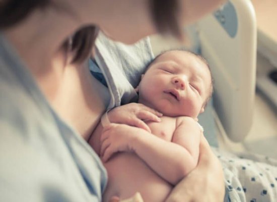 O femeie a fost arestată după ce și-a ucis nou-născutul. L-a ascuns în coșul cu haine