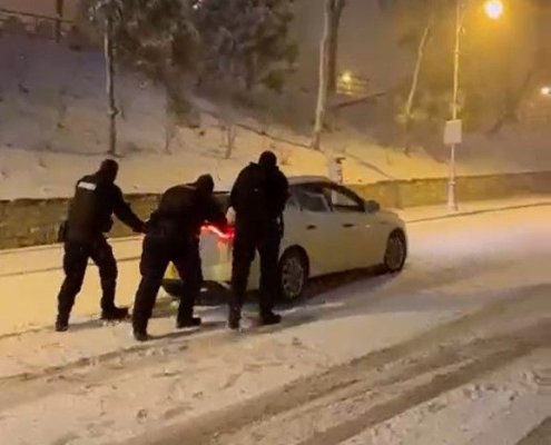 Jandarmii constănțeni au oferit sprijin în miez de noapte unui șofer rămas blocat pe o stradă în pantă. Video