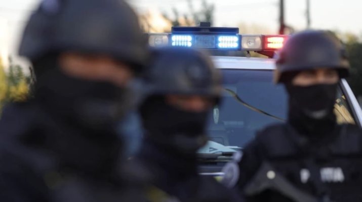 Jandarmii au imobilizat 2 șoferi care se amenințau cu un pistol și un cuțit