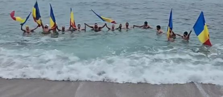 De Ziua Unirii, constănțenii au încins o horă... în mare! Video