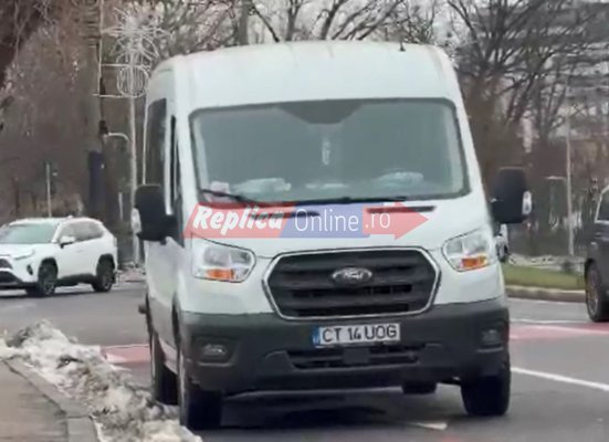 În orașul unde polițiștii îi sancționează pe bicicliști... șoferii parchează pe trecerile de pietoni! Video