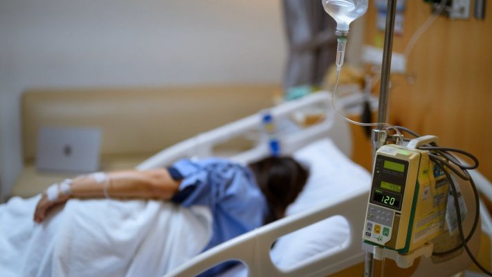 O pacientă a fost bătută cu pumnii și picioarele, în spital, de un asistent, pentru că a refuzat să ia pastilele