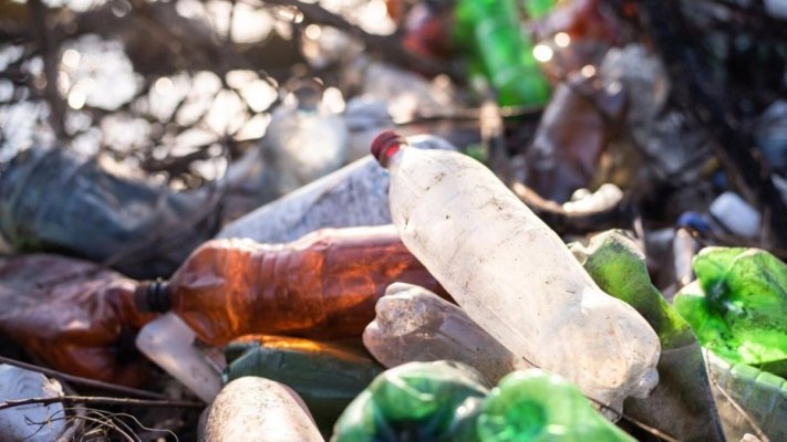Plasticul ne ucide încet: 4,5 milioane de ani de viață sănătoasă pierduți până în 2040, dacă nu se iau măsuri