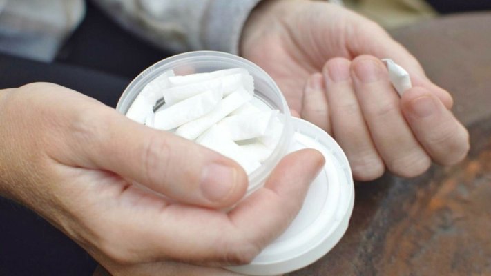 Mai multe companii oferă angajaților pliculețe cu nicotină gratuite. Ce spun medicii