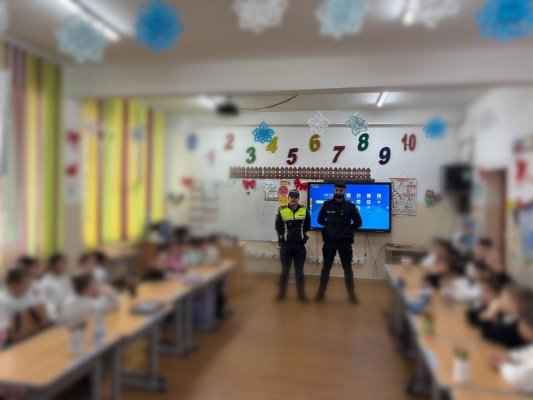 Polițiștii din Mangalia au fost alături de elevi pentru siguranța rutieră