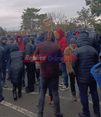 Mișcare de protest la Petromidia: zeci de salariați s-au strâns în curtea rafinăriei VIDEO