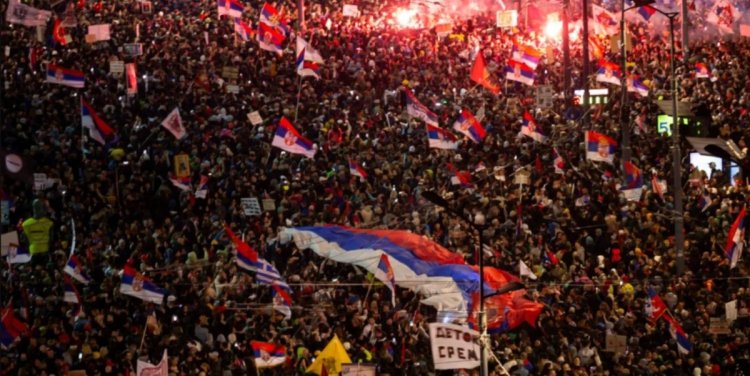 Mișcarea studențească zguduie orașul Novi Sad și forțează alegerile anticipate