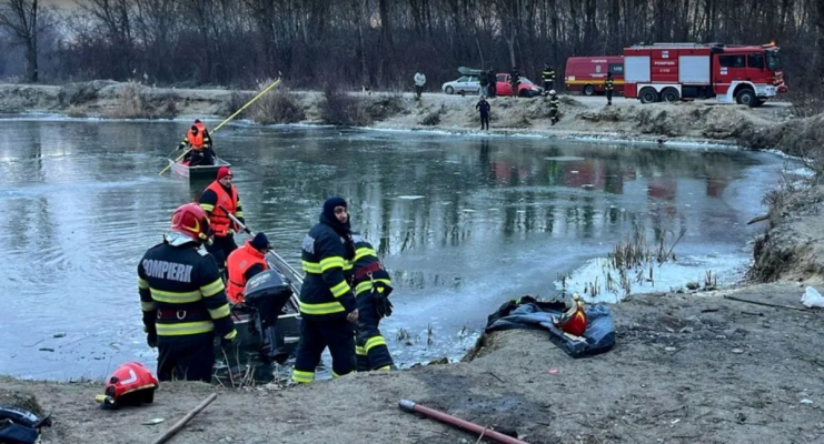 Amplă acțiune de căutare a doi bărbați care au căzut în râu