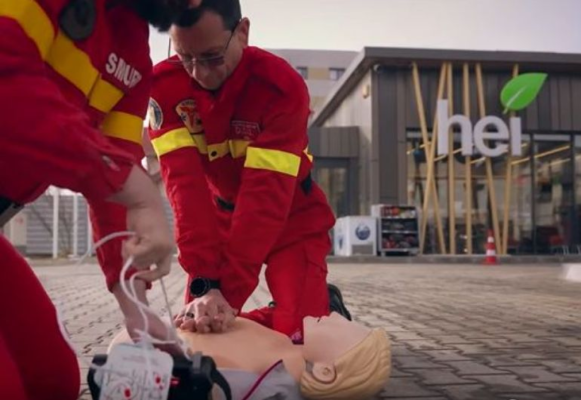Un mare lanț de benzinării din România introduce defibrilatoare în stațiile sale