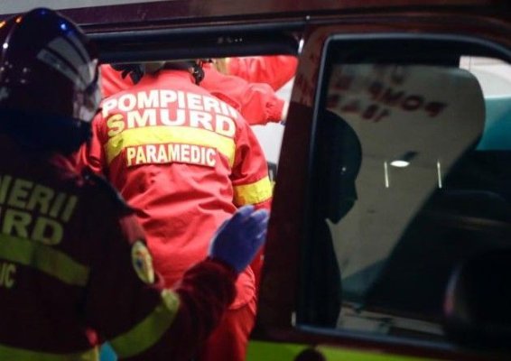 Accident rutier la Coslugea: un autoturism intrat într-un copac