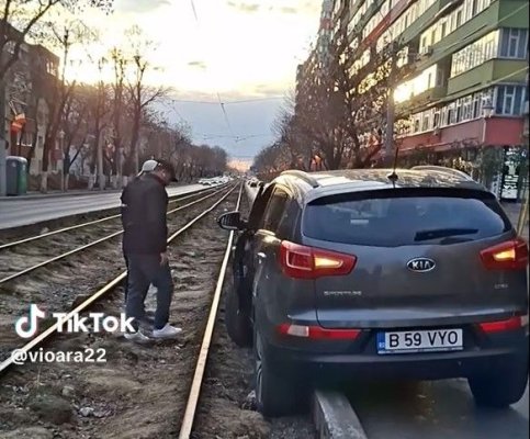 Şofer rupt de beat în Bucureşti, imagini de cascadorii râsului cu maşina blocată pe şinele de tramvai VIDEO