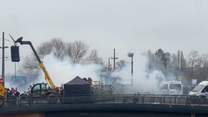 Protest de amploare în fața Parlamentului European: Fermierii sunt alungați cu gaze lacrimogene! Video 