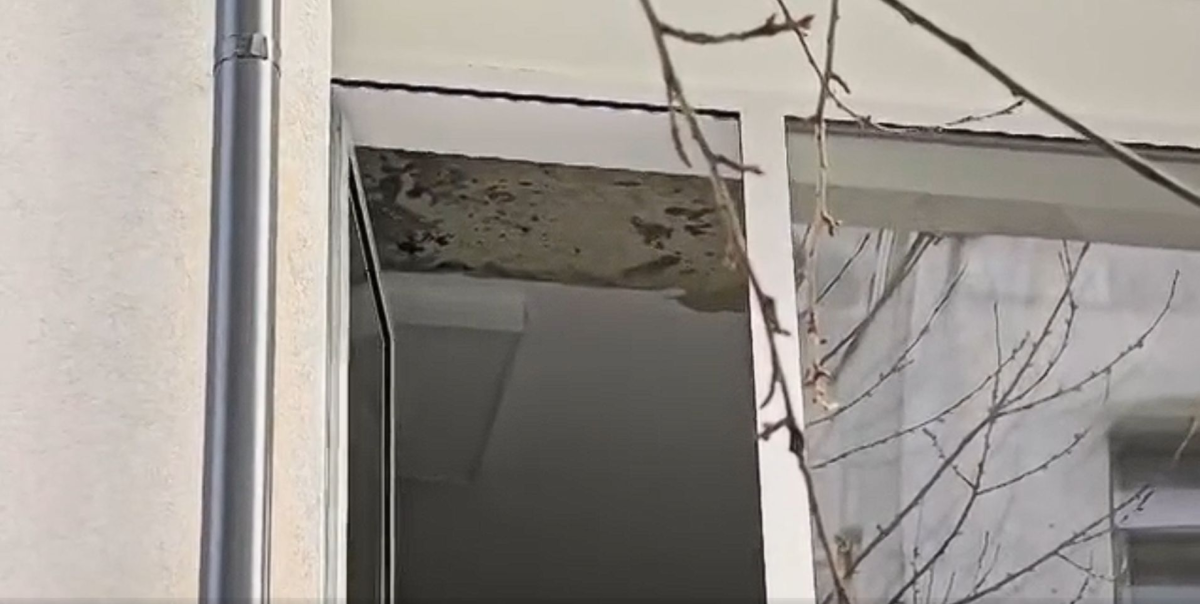 Un tavan s-a prabusit peste elevi in timpul orelor, la un liceu recent renovat Un tavan s-a prabusit peste elevi in timpul orelor, la un liceu recent renovat