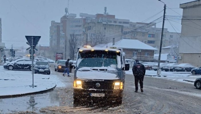 Atenție, șoferi! Codul galben își face de cap la Constanța. Drumarii au ieșit cu utilajele. Video