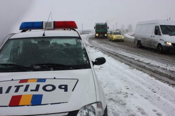 Un polițist a fost rănit, după ce autospeciala în care se afla a fost lovită de un autoturism
