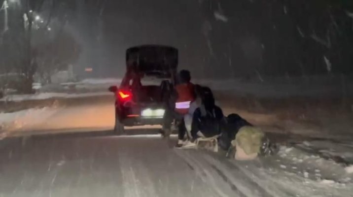 Patru tineri au fost filmaţi când erau trași cu săniile de o maşină pe un drum public din judeţul Timiş