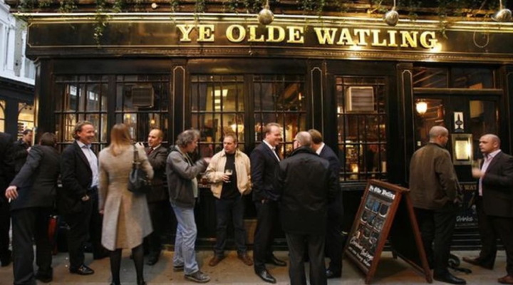 Guvernul britanic reduce taxele aplicate pub-urilor, pentru a reduce din greutățile prin care trec acestea