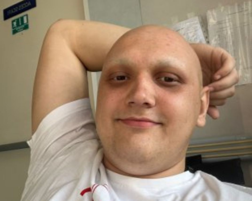 Apel umanitar: Un tânăr student se află în remisie după un cancer rar și a fost internat pentru transplant autolog