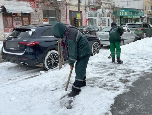 Utilajele de deszăpezire au ieșit pe străzile din Constanța