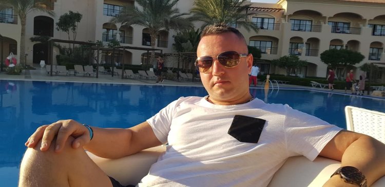 Un lăutar din Constanța nu-și plătește de 5 ani o datorie la Drumuri Județene... ca să-și plimbe soția prin vacanțe de lux