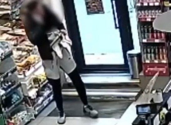 Scene de groază! Un bărbat înjunghiat a intrat într-o farmacie să ceară disperat ajutor. Video