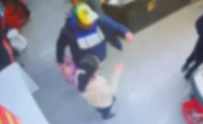 Un bărbat a sărit peste casele self service, a lovit casierița și agentul de pază, iar apoi a fugit cu produse din supermarket. Video