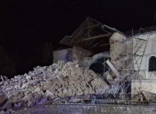Turla unei biserici care se afla în proces de reabilitare s-a prăbușit. O polițistă a fost rănită. Video