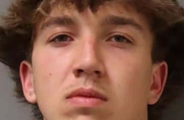 Un adolescent de 17 ani a fost reținut, după ce și-a incendiat un prieten. Scenele au ajuns pe internet