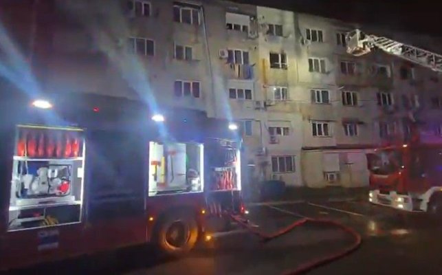 Incendiu violent, într-un apartament din Năvodari! Un bărbat a fost găsit carbonizat. Video