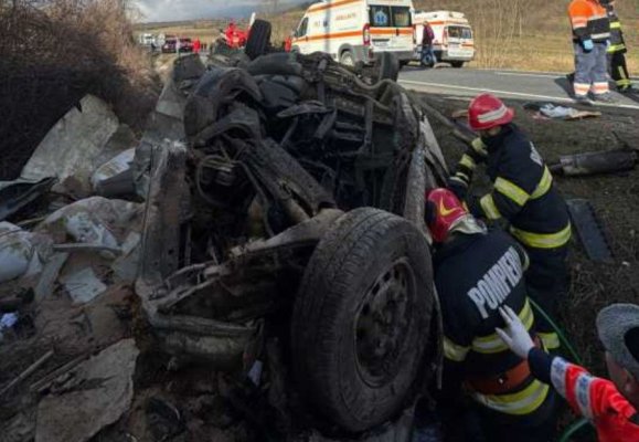 Carnagiu pe șosea! Un bărbat și doi copii au murit, după ce un TIR și un microbuz de marfă s-au ciocnit violent