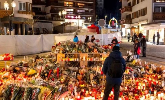 Altarul improvizat în memoria victimelor incendiului din Crans Montana a fost cuprins de flăcări