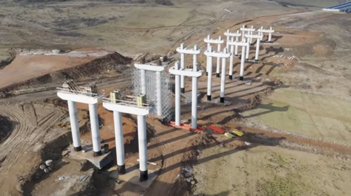 Construcția colosală de pe A3 prinde conturi: Imagini spectaculoase de pe șantierul viaductului Topa Mică, Autostrada Transilvania. Video