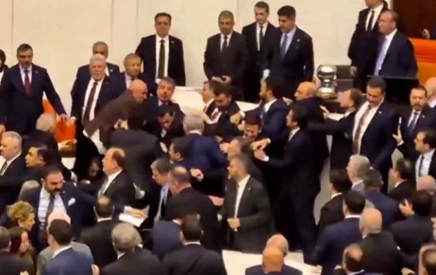 Bătaie în Parlamentul Turciei, la depunerea jurământului de către noul ministru al Justiţiei. Video