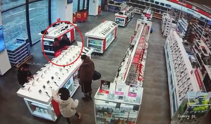 Doi minori de 13 și 15 ani și un adult au fost prinși la furat, într-un mall din Medgidia. Video