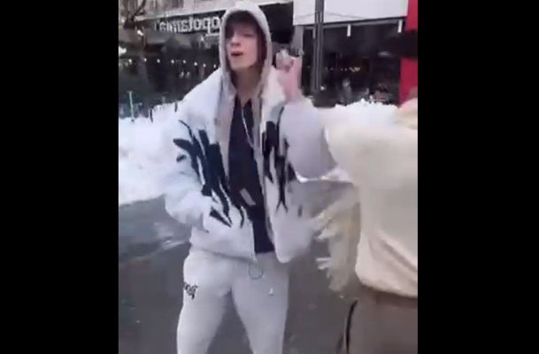 Scandal live! Fratele tânărului care a murit după ce s-a drogat în garajul lui Tudor Duma a fost bătut pe stradă. Video