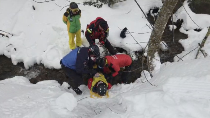 Un schior a căzut în pârâul din apropierea unei pârtii din Predeal. Video