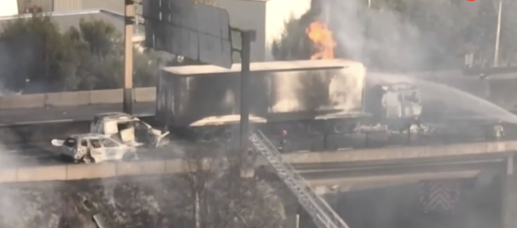  Explozie devastatoare pe o autostradă din Chile. O cisternă cu GPL s-a răsturnat și a făcut prăpăd. Video