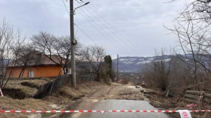 Un sat din Vâlcea s-a rupt în două. Zeci de familii sunt izolate din cauza unei alunecări de teren. Video