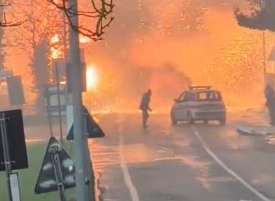 Un camion care transporta butelii de oxigen a luat foc, iar buteliile au început să explodeze. Video