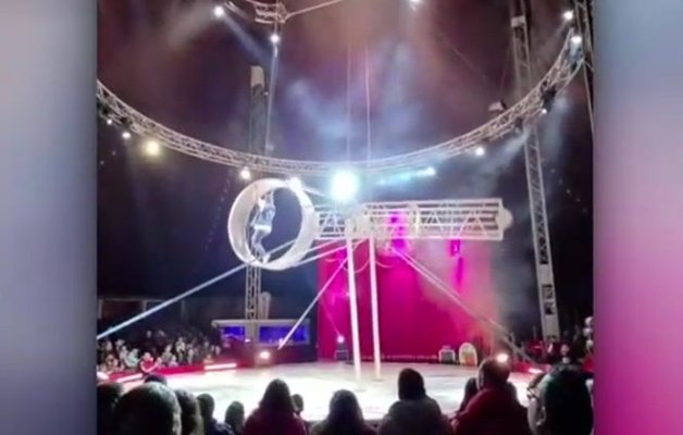 Un acrobat a fost rănit grav, după ce a căzut de la 4 metri înălțime, în timpul unui spectacol de circ, la Craiova. Video