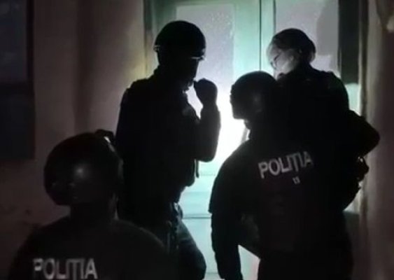 Șase bărbați au fost reținuți pentru viol și agresiuni sexuale asupra unor fete de 14 ani. Video