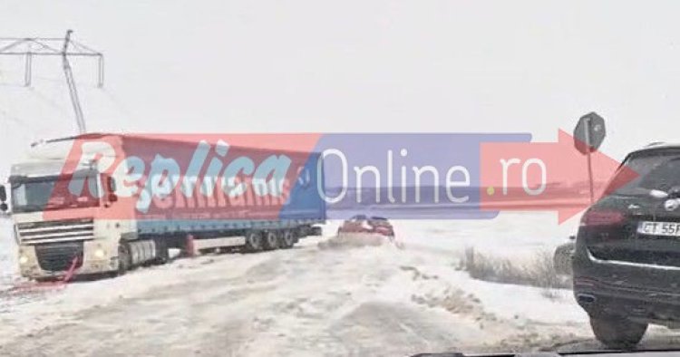 Un tir a derapat și a blocat drumul care leagă Poiana de autostradă